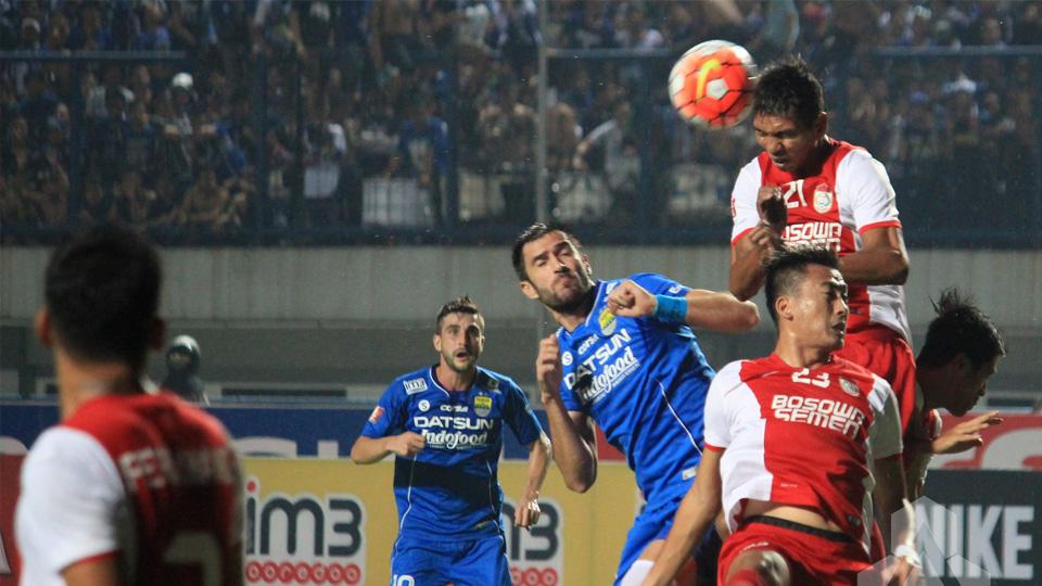 Tepat pada tanggal 2 Juli 2016 lalu, Persib Bandung dan PSM Makassar saling berbalas gol saat bertemu di Stadion Gelora Bandung Lautan Api (GBLA). - INDOSPORT